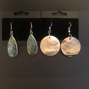 2 pairs of Earrings